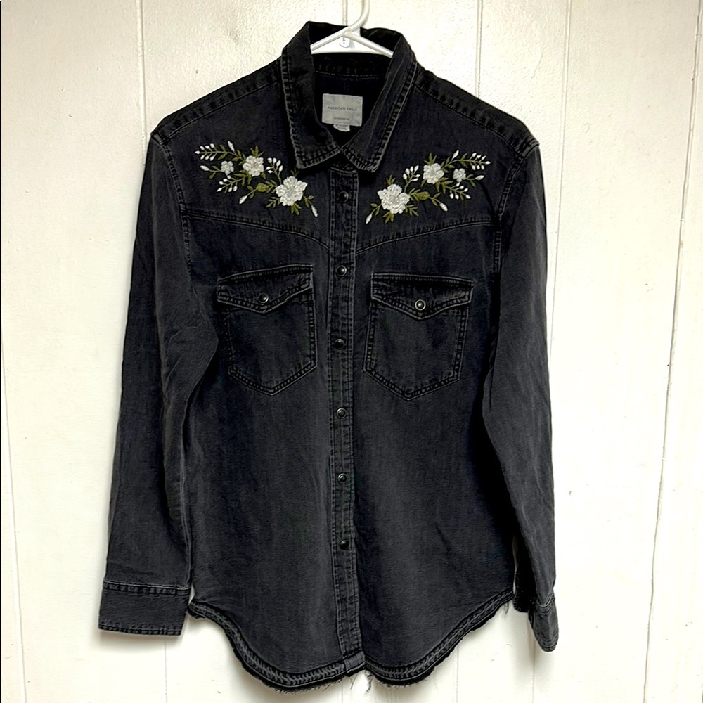 AMERICAN EAGLE | Black Washed Embroidered Floral Denim Shirt XS (CLEARANCE)